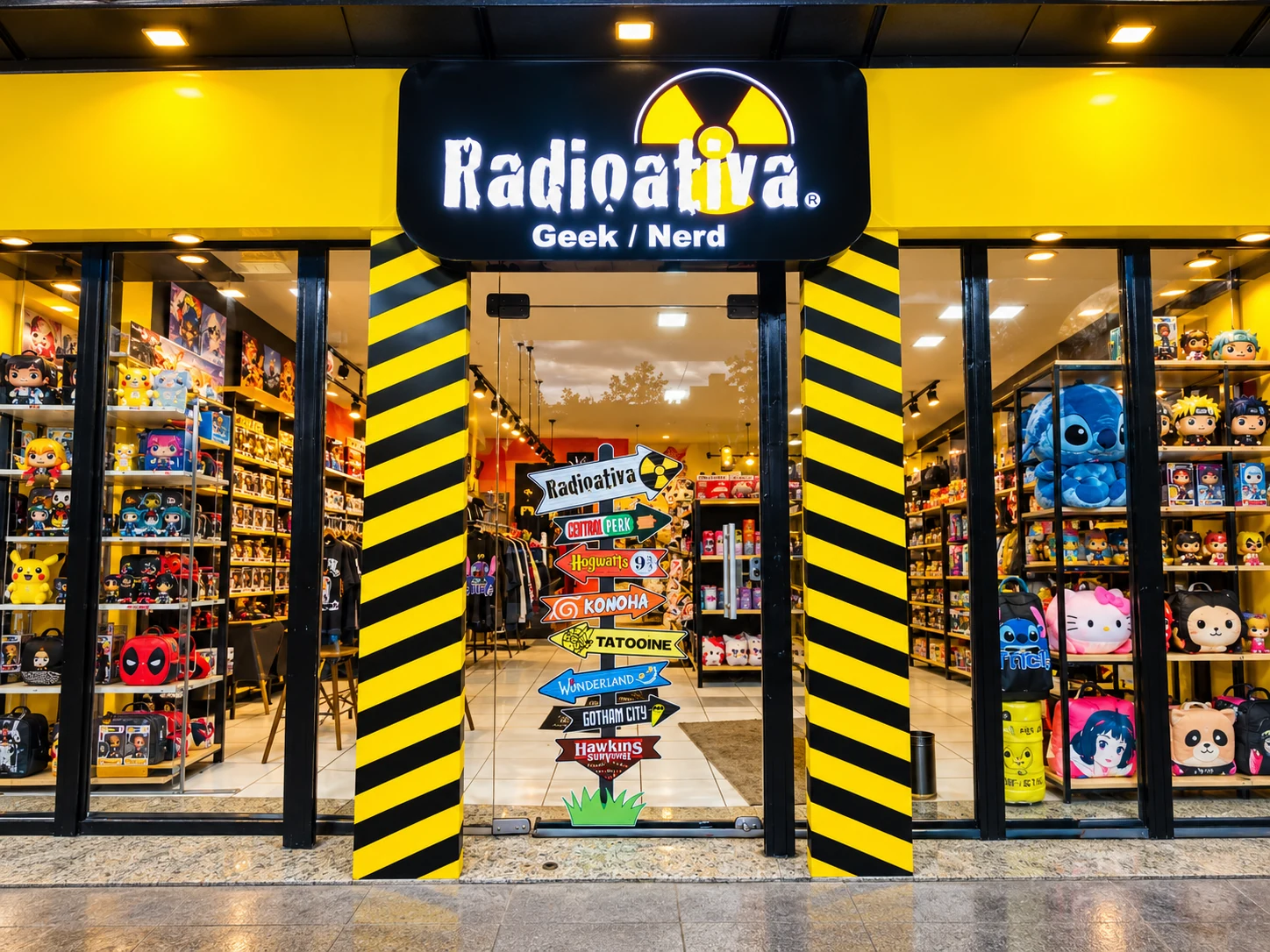 Entrada da loja Radioativa Geek Nerd, com fachada amarela e vitrines de colecionáveis